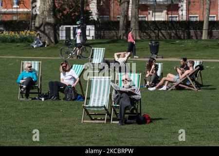 LONDRES, ROYAUME-UNI - 30 MARS 2021 : les gens se détendent sur des chaises longues pendant un temps exceptionnellement chaud et ensoleillé dans le parc St James's, ce qui permet de tirer le meilleur parti des restrictions atténuées du coronavirus, le 30 mars 2021 à Londres, en Angleterre. On s'attend à ce que les températures à Londres atteignent 24C sur deux jours, causées par une mini-vague de chaleur en provenance du continent. (Photo de Wiktor Szymanowicz/NurPhoto) Banque D'Images