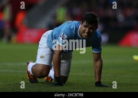 Sergio Aguero de Manchester City pendant Southampton / Manchester City Barclays Premier League. 07/12/2013 Sergio Aguero montre des signes de blessure au cours de la première moitié du match de la Barclays Premier League entre Southampton et Manchester City au stade St Marys de Southampton le samedi 7 décembre 2013 (photo de MI News/NurPhoto) Banque D'Images