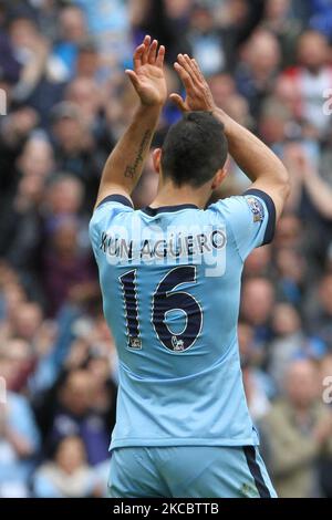 Sergio Aguero, de Manchester City, applaudit les fans après avoir marqué le deuxième but de son équipe lors du match de la Barclays Premier League entre Manchester City et Southampton au stade Etihad de Manchester le dimanche 24 mai 2015. (Photo par MI News/NurPhoto) Banque D'Images