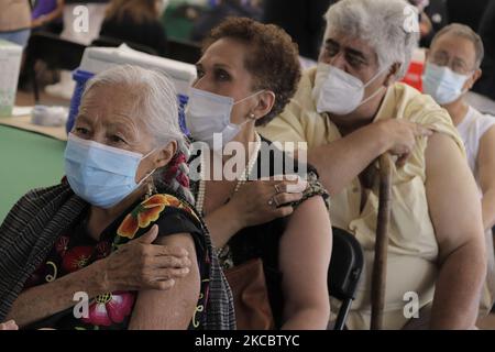 Adultes plus âgés dans la zone d'observation après avoir été immunisés par le personnel médical avec le produit biologique d'AstraZeneca contre le COVID-19 dans le parking du stade olympique de Ciudad Universitaria, Mexico, pendant l'urgence sanitaire et le feu de circulation épidémiologique orange dans la capitale. (Photo de Gerardo Vieyra/NurPhoto) Banque D'Images