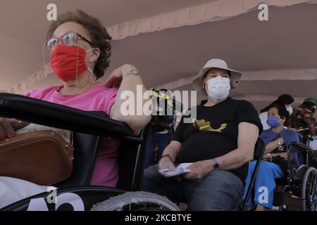 Adultes plus âgés dans la zone d'observation après avoir été immunisés par le personnel médical avec le produit biologique d'AstraZeneca contre le COVID-19 dans le parking du stade olympique de Ciudad Universitaria, Mexico, pendant l'urgence sanitaire et le feu de circulation épidémiologique orange dans la capitale. (Photo de Gerardo Vieyra/NurPhoto) Banque D'Images