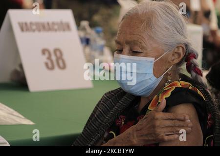 Une femme âgée dans la zone d'observation après avoir été immunisée par le personnel médical avec le produit biologique d'AstraZeneca contre le COVID-19 dans le parking du stade olympique de Ciudad Universitaria, Mexico, pendant l'urgence sanitaire et le feu de circulation épidémiologique orange dans la capitale. (Photo de Gerardo Vieyra/NurPhoto) Banque D'Images