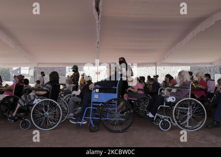 Adultes plus âgés dans la zone d'observation après avoir été immunisés par le personnel médical avec le produit biologique d'AstraZeneca contre le COVID-19 dans le parking du stade olympique de Ciudad Universitaria, Mexico, pendant l'urgence sanitaire et le feu de circulation épidémiologique orange dans la capitale. (Photo de Gerardo Vieyra/NurPhoto) Banque D'Images