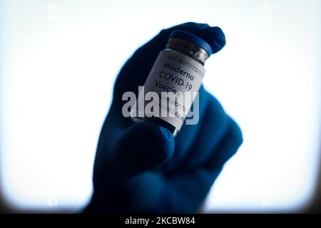 Un flacon avec une étiquette Moderna est vu avec une seringue et une aiguille dans cette photo prise à Varsovie, Pologne sur 31 mars 2021. Pfizer et Moderna ont lancé des essais sur le vaccin COVID-19 chez des enfants de moins de 6 mois et de moins de 11 ans aux États-Unis et au Canada. (Photo de Jaap Arriens/NurPhoto) Banque D'Images