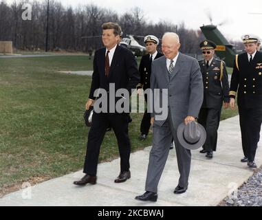 Le président John F. Kennedy et l'ancien président Dwight Eisenhower se rencontrent à Camp David. Banque D'Images