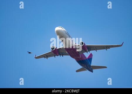 Avions Wizz Air Airbus A320 vus lors de l'approche finale à l'aéroport international d'Eindhoven EIN EHEH aux pays-Bas. L'avion hsa l'enregistrement HA-LYA et est alimenté par 2x moteurs de jet IAE. Wizzair Hongrie est un transporteur européen à bas prix. La compagnie aérienne économique W!ZZ W6 WZZ est basée à Budapest. L'industrie de l'aviation et du voyage a dû faire face à une diminution importante du trafic de passagers en raison de la pandémie du coronavirus Covid-19. Eindhoven, pays-Bas sur 31 mars 2021 (photo de Nicolas Economou/NurPhoto) Banque D'Images