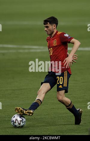 Pedro Gonzalez Pedri (FC Barcelone) d'Espagne contrôle le ballon pendant la coupe du monde de la FIFA 2022 Qatar qualifiant match entre l'Espagne et le Kosovo à l'Estadio de la Cartuja sur 31 mars 2021 à Séville, Espagne. (Photo de Jose Breton/Pics action/NurPhoto) Banque D'Images