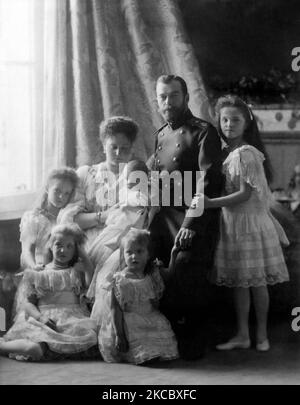 Nicholas II, le dernier empereur de Russie, posant pour une photo de famille. Banque D'Images