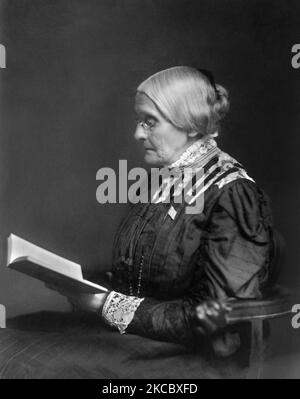 Un portrait assis de Susan B. Anthony lisant un livre. Banque D'Images