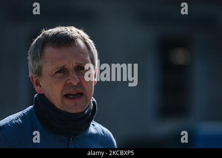 Richard Boyd Barrett, homme politique irlandais Solidarnosc-People before profit, s'exprimant devant les médias à l'extérieur de Leinster House à Dublin, le mardi 30 mars 2021, à Dublin, en Irlande. (Photo par Artur Widak/NurPhoto) Banque D'Images