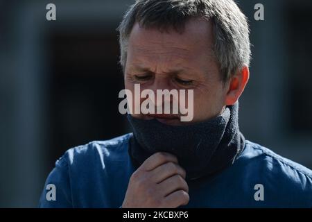 Richard Boyd Barrett, homme politique irlandais Solidarnosc-People before profit, s'exprimant devant les médias à l'extérieur de Leinster House à Dublin, le mardi 30 mars 2021, à Dublin, en Irlande. (Photo par Artur Widak/NurPhoto) Banque D'Images