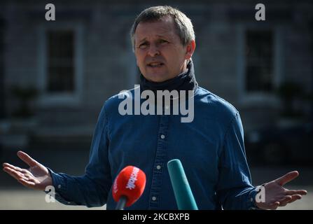 Richard Boyd Barrett, homme politique irlandais Solidarnosc-People before profit, s'exprimant devant les médias à l'extérieur de Leinster House à Dublin, le mardi 30 mars 2021, à Dublin, en Irlande. (Photo par Artur Widak/NurPhoto) Banque D'Images