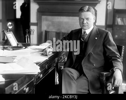 Le président américain Herbert Hoover s'est assis à son bureau, en 1918. Banque D'Images