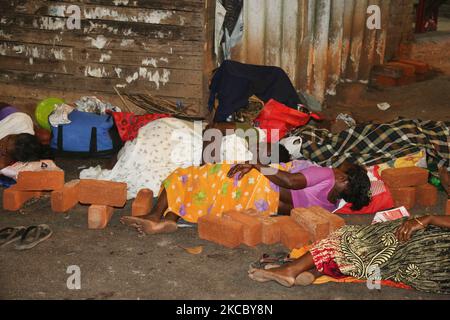 Les femmes hindoues dorment le long du bord de la route pour obtenir un lieu pour le lendemain matin pour cuisiner pongala près du temple de Bhagavathy Attukal la nuit du 9th jour du festival de 10 jours Attukal Pongala Mahotsavam dans la ville de Thiruvananthapuram (Trivandrum), Kerala, en Inde, sur 19 février 2019. Le festival Attukal Pongala Mahotsavam est célébré chaque année par des millions de femmes hindoues. Au cours de ce festival, les femmes préparent le Pongala (riz cuit avec des jaggery, ghee, noix de coco ainsi que d'autres ingrédients) à l'ouverture dans de petits pots pour plaire à la déesse Attukal Devi (populairement connu sous le nom d'Attukal am Banque D'Images