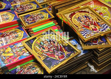 De Sainte photos de la déesse Attukal Devi étant vendues près du temple de Bhagavathy Attukal pendant le festival Attukal Pongala Mahotsavam à Thiruvananthapuram (Trivandrum), Kerala, en Inde, sur 19 février 2019. Le festival Attukal Pongala Mahotsavam est célébré chaque année par des millions de femmes hindoues. Au cours de ce festival, les femmes préparent Pongala (riz cuisiné avec des jaggery, ghee, noix de coco ainsi que d'autres ingrédients) à l'ouverture dans de petits pots pour plaire à la déesse Attukal Devi (populairement connue sous le nom d'Attukal Amma) qui est censée accomplir les souhaits de ses dévotés et fournir la prospérité. (Photo par Creative T Banque D'Images