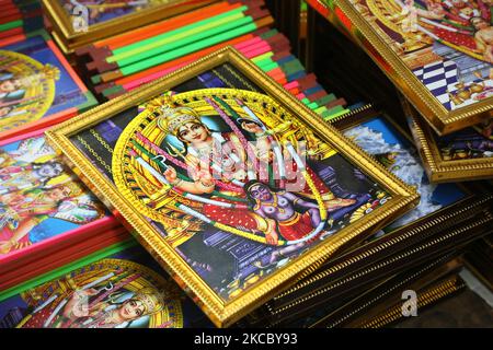 De Sainte photos de la déesse Attukal Devi étant vendues près du temple de Bhagavathy Attukal pendant le festival Attukal Pongala Mahotsavam à Thiruvananthapuram (Trivandrum), Kerala, en Inde, sur 19 février 2019. Le festival Attukal Pongala Mahotsavam est célébré chaque année par des millions de femmes hindoues. Au cours de ce festival, les femmes préparent Pongala (riz cuisiné avec des jaggery, ghee, noix de coco ainsi que d'autres ingrédients) à l'ouverture dans de petits pots pour plaire à la déesse Attukal Devi (populairement connue sous le nom d'Attukal Amma) qui est censée accomplir les souhaits de ses dévotés et fournir la prospérité. (Photo par Creative T Banque D'Images