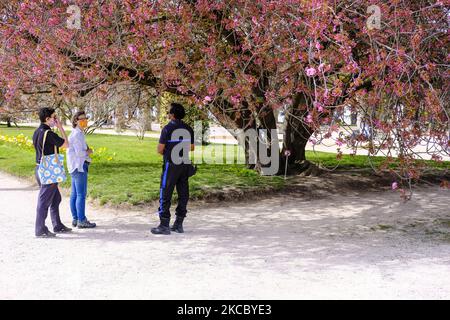 Les jardins publics ont ouvert pendant le troisième confinement à Paris, en France, sur 24 mars 2021. Depuis la mise en place d'un nouveau confinement en France, aucun certificat n'est nécessaire pour quitter la maison, pas de limite de temps pour marcher ou pratiquer un sport... Après deux confins très restrictives, les Français touchés par ces nouvelles mesures de santé ont un peu l'impression de vivre dans le « confinement extérieur ». (Photo de Vincent Koebel/NurPhoto) Banque D'Images