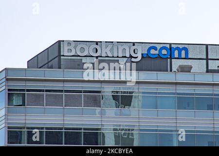 Panneau d'affichage, illustration du logo Booking.com sur le dessus d'un bâtiment moderne à Amsterdam aux pays-Bas sur 1 avril 2021. Booking est une agence de voyages en ligne néerlandaise pour les réservations d'hébergement et une filiale de Booking Holdings ayant son siège dans la capitale néerlandaise. (Photo de Nicolas Economou/NurPhoto) Banque D'Images