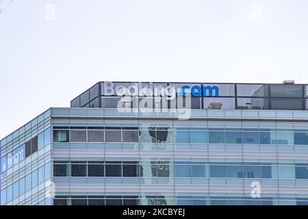 Panneau d'affichage, illustration du logo Booking.com sur le dessus d'un bâtiment moderne à Amsterdam aux pays-Bas sur 1 avril 2021. Booking est une agence de voyages en ligne néerlandaise pour les réservations d'hébergement et une filiale de Booking Holdings ayant son siège dans la capitale néerlandaise. (Photo de Nicolas Economou/NurPhoto) Banque D'Images