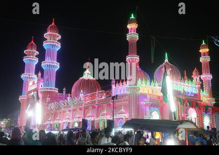 La mosquée Beemapally (Beemapally Dargah Shareef) est illuminée pendant le festival Beemapally Uroos (également connu sous le nom de Chandanakudam Mahotsavam ou Beebapally Urs Festival) sur 15 février 2019 à Thiruvananthapuram (Trivandrum), Kerala, Inde. La mosquée Beemapally est célèbre pour son Ours annuel qui attire des tronnets de pèlerins de tous horizons. Le dernier jour de l'Ours, un drapeau de la tombe de Beema Bibi est pris et il y a une grande procession avec des éléphants en caparisonés et la musique du panchavadyam (cinq instruments). Le festival marque l'anniversaire de la mort de Syedunnisa Beema be Banque D'Images