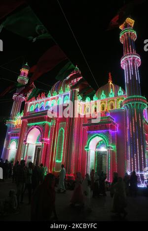 La mosquée Beemapally (Beemapally Dargah Shareef) est illuminée pendant le festival Beemapally Uroos (également connu sous le nom de Chandanakudam Mahotsavam ou Beebapally Urs Festival) sur 15 février 2019 à Thiruvananthapuram (Trivandrum), Kerala, Inde. La mosquée Beemapally est célèbre pour son Ours annuel qui attire des tronnets de pèlerins de tous horizons. Le dernier jour de l'Ours, un drapeau de la tombe de Beema Bibi est pris et il y a une grande procession avec des éléphants en caparisonés et la musique du panchavadyam (cinq instruments). Le festival marque l'anniversaire de la mort de Syedunnisa Beema be Banque D'Images