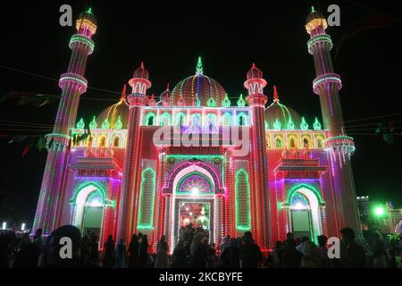 La mosquée Beemapally (Beemapally Dargah Shareef) est illuminée pendant le festival Beemapally Uroos (également connu sous le nom de Chandanakudam Mahotsavam ou Beebapally Urs Festival) sur 15 février 2019 à Thiruvananthapuram (Trivandrum), Kerala, Inde. La mosquée Beemapally est célèbre pour son Ours annuel qui attire des tronnets de pèlerins de tous horizons. Le dernier jour de l'Ours, un drapeau de la tombe de Beema Bibi est pris et il y a une grande procession avec des éléphants en caparisonés et la musique du panchavadyam (cinq instruments). Le festival marque l'anniversaire de la mort de Syedunnisa Beema be Banque D'Images