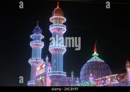 La mosquée Beemapally (Beemapally Dargah Shareef) est illuminée pendant le festival Beemapally Uroos (également connu sous le nom de Chandanakudam Mahotsavam ou Beebapally Urs Festival) sur 15 février 2019 à Thiruvananthapuram (Trivandrum), Kerala, Inde. La mosquée Beemapally est célèbre pour son Ours annuel qui attire des tronnets de pèlerins de tous horizons. Le dernier jour de l'Ours, un drapeau de la tombe de Beema Bibi est pris et il y a une grande procession avec des éléphants en caparisonés et la musique du panchavadyam (cinq instruments). Le festival marque l'anniversaire de la mort de Syedunnisa Beema be Banque D'Images