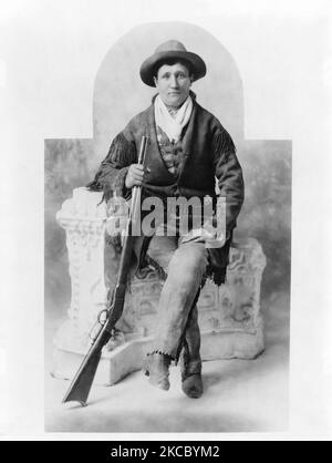 Martha Canary, populairement connue sous le nom de calamity Jane, assise avec son fusil. Banque D'Images