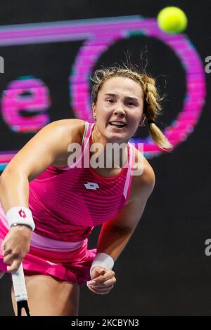 Alina Charaeva, de Russie, sert le ballon à Jaqueline Cristian, de Roumanie, lors de leur épreuve finale de qualification du tournoi de tennis WTA St. Petersburg Trophy 2021 sur 14 mars 2020 à Sibur Arena à Saint Petersbourg, Russie. (Photo de Mike Kireev/NurPhoto) Banque D'Images