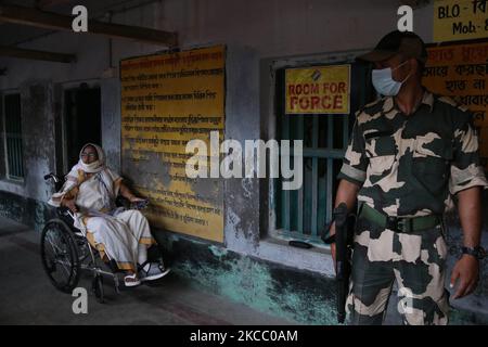 Le ministre en chef du Bengale occidental, Mamata Banerjee, assis en fauteuil roulant dans un bureau de vote pendant la phase 2 de l'élection législative du Bengale occidental à Boyal à Nandigram sur 1 avril 2021. (Photo de Debajyoti Chakraborty/NurPhoto) Banque D'Images