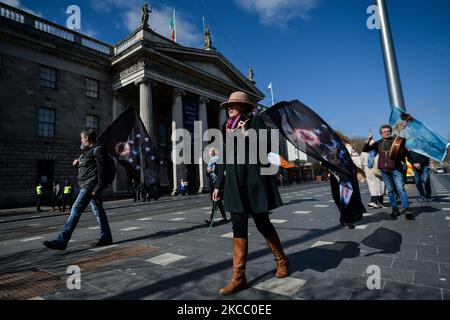 Adorateurs lors d'une procession solennelle le Vendredi Saint 2021, marchant et priant du bureau de poste général à la 'Papal Cross' dans le Phoenix Park de Dublin, pendant le niveau 5 COVID-19 confinement. Le vendredi 2 avril 2021, à Dublin, Irlande. (Photo par Artur Widak/NurPhoto) Banque D'Images