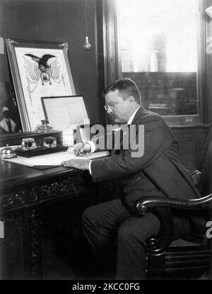 Theodore Roosevelt signe la Proclamation de Thanksgiving Act en 1902. Banque D'Images