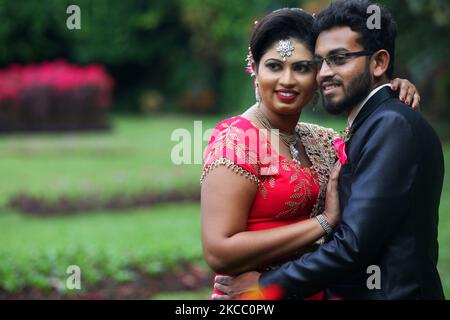 Un couple Sri Lankais cinghalais nouvellement marié pose pour leurs photos post-mariage aux jardins botaniques royaux de Peradeniya, Sri Lanka. Le jardin botanique royal est situé à l'ouest de la ville de Kandy et attire chaque année 2 millions de visiteurs. (Photo de Creative Touch Imaging Ltd./NurPhoto) Banque D'Images