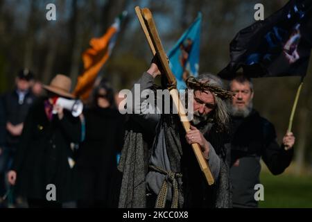 Adorateurs lors d'une procession solennelle le Vendredi Saint 2021, marchant et priant du bureau de poste général à la 'Papal Cross' dans le Phoenix Park de Dublin, pendant le niveau 5 COVID-19 confinement. Le vendredi 2 avril 2021, à Dublin, Irlande. (Photo par Artur Widak/NurPhoto) Banque D'Images