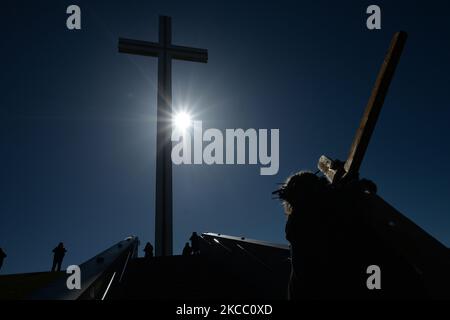 Adorateurs lors d'une procession solennelle le Vendredi Saint 2021, marchant et priant du bureau de poste général à la 'Papal Cross' dans le Phoenix Park de Dublin, pendant le niveau 5 COVID-19 confinement. Le vendredi 2 avril 2021, à Dublin, Irlande. (Photo par Artur Widak/NurPhoto) Banque D'Images