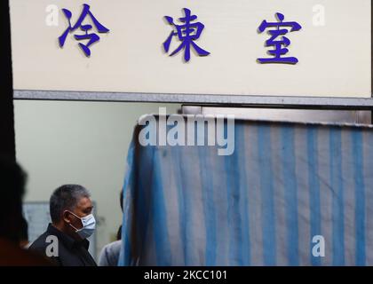 Des membres de la famille attendent à l'extérieur d'une morgue pour identifier les restes démontés et les corps de passagers morts après qu'un train transportant 490 personnes ait déraillé dans un tunnel à Hualien, Taïwan, le 2 avril 2021. Selon les autorités, au moins 51 personnes ont été tuées et des douzaines ont été blessées, ce qui en fait le pire accident de train depuis 20 ans. (Photo de CEng Shou Yi/NurPhoto) Banque D'Images