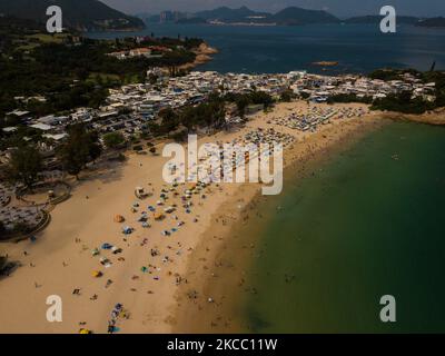 Une vue de drone sur la plage de Shek o le premier jour de la réouverture des plages de 2 avril 2021 à Hong Kong, Chine. Le premier jour de la réouverture officielle à Hong Kong, les gens ont envahi les plages. Avec les cas COVID-19 à un seul chiffre, la détente des mesures de distanciation sociale a eu beaucoup de Hongkongs prendre à l'extérieur pour profiter du premier jour de la longue vacances de Pâques. Banque D'Images