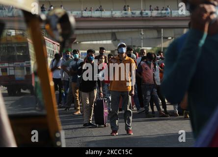 Les navetteurs violent les protocoles de distanciation sociale pendant les heures de pointe, dans le contexte de la flambée de cas de coronavirus (COVID-19), à l'ISBT d'Anand Vihar à New Delhi (2 avril 2021). L'Inde a enregistré une forte augmentation de 81 466 nouvelles infections au cours des 24 dernières heures, ce qui a fait passer le nombre total de cas du pays à 12 302 110. Pendant ce temps, avec 469 nouveaux décès, le nombre de morts est passé à 1,63 lakh. (Photo de Mayank Makhija/NurPhoto) Banque D'Images