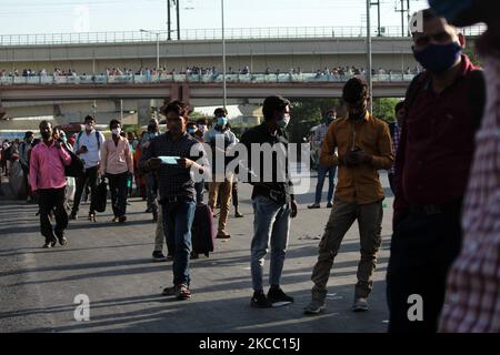 Les navetteurs violent les protocoles de distanciation sociale pendant les heures de pointe, dans le contexte de la flambée de cas de coronavirus (COVID-19), à l'ISBT d'Anand Vihar à New Delhi (2 avril 2021). L'Inde a enregistré une forte augmentation de 81 466 nouvelles infections au cours des 24 dernières heures, ce qui a fait passer le nombre total de cas du pays à 12 302 110. Pendant ce temps, avec 469 nouveaux décès, le nombre de morts est passé à 1,63 lakh. (Photo de Mayank Makhija/NurPhoto) Banque D'Images