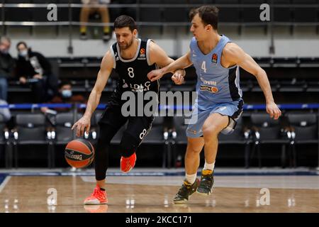 Kevin Pangos (R) de Zenit St Petersbourg et Antoine Diot de LDLC ASVEL Villeurbanne en action pendant le match de basketball de l'Euroligue entre Zenit Saint-Pétersbourg et LDLC ASVEL Villeurbanne sur 2 avril 2021 à l'arène de Sibur à Saint-Pétersbourg, en Russie. (Photo de Mike Kireev/NurPhoto) Banque D'Images