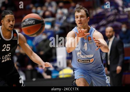 Kevin Pangos (R) de Zenit St Petersbourg et William Howard de LDLC ASVEL Villeurbanne en action pendant le match de basketball de l'Euroligue entre Zenit Saint-Pétersbourg et LDLC ASVEL Villeurbanne sur 2 avril 2021 à l'arène de Sibur à Saint-Pétersbourg, en Russie. (Photo de Mike Kireev/NurPhoto) Banque D'Images