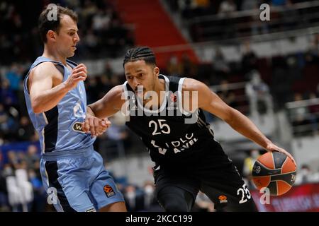 Kevin Pangos (L) de Zenit St Petersbourg et William Howard de LDLC ASVEL Villeurbanne en action pendant le match de basketball de l'Euroligue entre Zenit Saint-Pétersbourg et LDLC ASVEL Villeurbanne sur 2 avril 2021 à l'arène de Sibur à Saint-Pétersbourg, en Russie. (Photo de Mike Kireev/NurPhoto) Banque D'Images