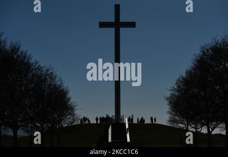 Adorateurs lors d'une procession solennelle le Vendredi Saint 2021 à la 'Papal Cross' dans le Phoenix Park de Dublin, pendant le niveau 5 COVID-19 confinement. Le vendredi 2 avril 2021, à Dublin, Irlande. (Photo par Artur Widak/NurPhoto) Banque D'Images