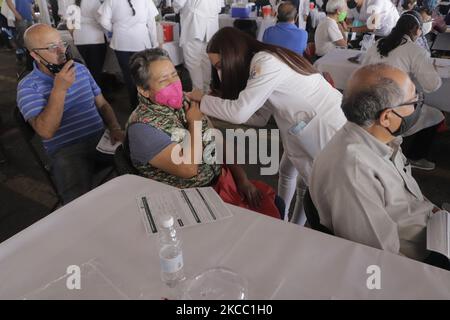 Le personnel médical immunise les adultes âgés avec le vaccin biologique Spoutnik V contre le COVID-19 à l'intérieur des installations du service de transport électrique de Mexico, pendant l'urgence sanitaire et le feu de circulation épidémiologique orange dans la capitale. (Photo de Gerardo Vieyra/NurPhoto) Banque D'Images