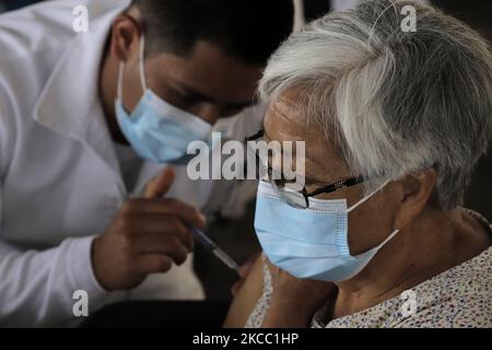 Le personnel médical immunise les adultes âgés avec le vaccin biologique Spoutnik V contre le COVID-19 à l'intérieur des installations du service de transport électrique de Mexico, pendant l'urgence sanitaire et le feu de circulation épidémiologique orange dans la capitale. (Photo de Gerardo Vieyra/NurPhoto) Banque D'Images