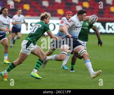 SEB Davies de Cardiff Blues détient Ollie Hassell-Collins de London Irish lors de la coupe des champions européens entre London Irish et Cardiff Blues au stade communautaire Brentford , Brentford, Royaume-Uni, le 02nd avril 2021 (photo par action Foto Sport/NurPhoto) Banque D'Images