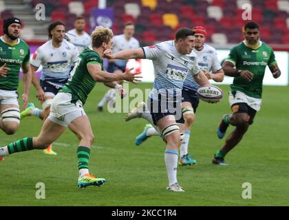 SEB Davies de Cardiff Blues détient Ollie Hassell-Collins de London Irish lors de la coupe des champions européens entre London Irish et Cardiff Blues au stade communautaire Brentford , Brentford, Royaume-Uni, le 02nd avril 2021 (photo par action Foto Sport/NurPhoto) Banque D'Images