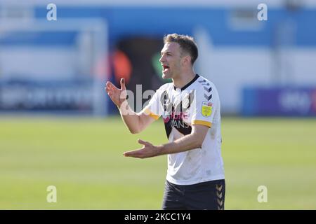 Mickey Demetriou, du comté de Newport, se voit montrer une carte jaune lors du match SkyBet League 2 entre Barrow et Newport County au Holker Street Stadium, Barrow-in-Furness, le vendredi 2nd avril 2021. (Photo de Pat Scaasi/MI News/NurPhoto) Banque D'Images