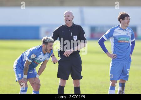 Mickey Demetriou, du comté de Newport, se voit attribuer une carte jaune par Lee Mason, l'arbitre du match, lors du match SkyBet League 2 entre Barrow et Newport County au Holker Street Stadium, Barrow-in-Furness, le vendredi 2nd avril 2021. (Photo de Pat Scaasi/MI News/NurPhoto) Banque D'Images