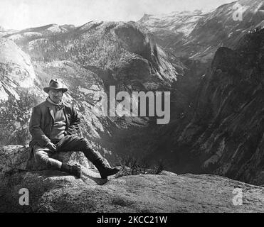 Theodore Roosevelt assis sur un sommet de montagne à Glacier point à Yosemite, Californie, 1903. Banque D'Images